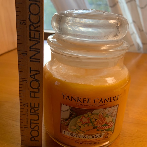 NEW Yankee Candle 14.5 Oz jar candle in Christmas Cookie scent